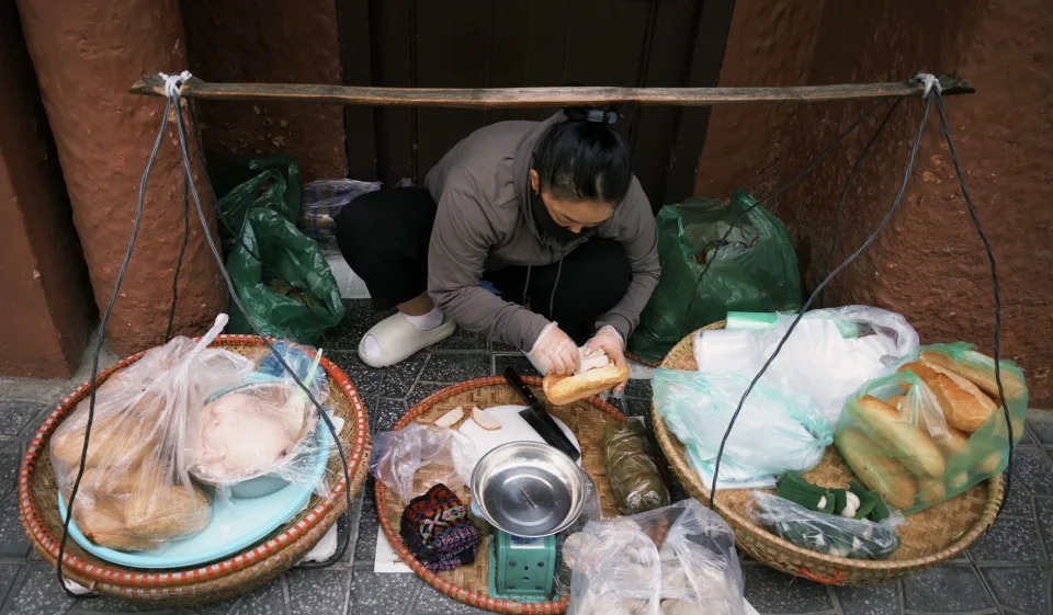 Bàn ăn tại Tiệm Cà Phê Lẫn